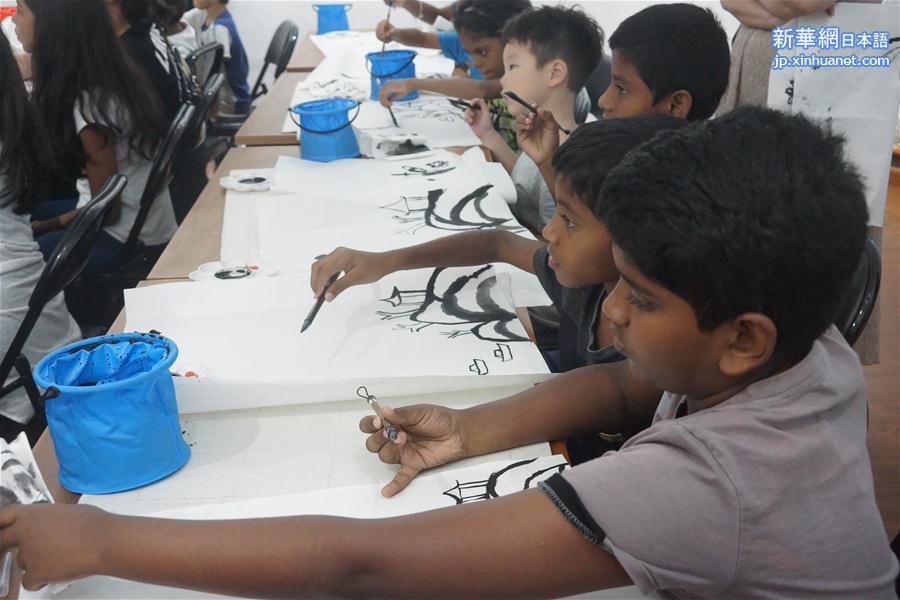 （国际）（2）水墨画培训吸引斯里兰卡儿童体验中国文化