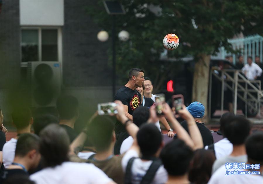 （体育）（2）足球——C罗在北京参加活动与小球员互动