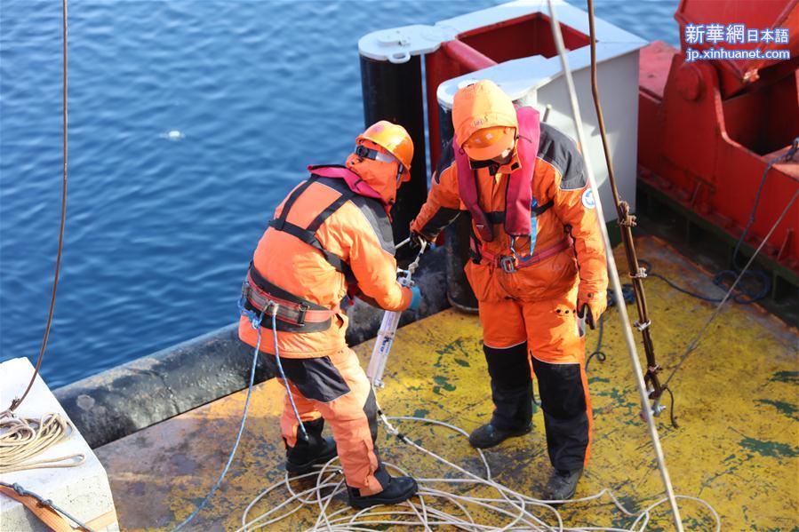 （国际）（1）中国北极科考队回收并布放锚碇式潜标
