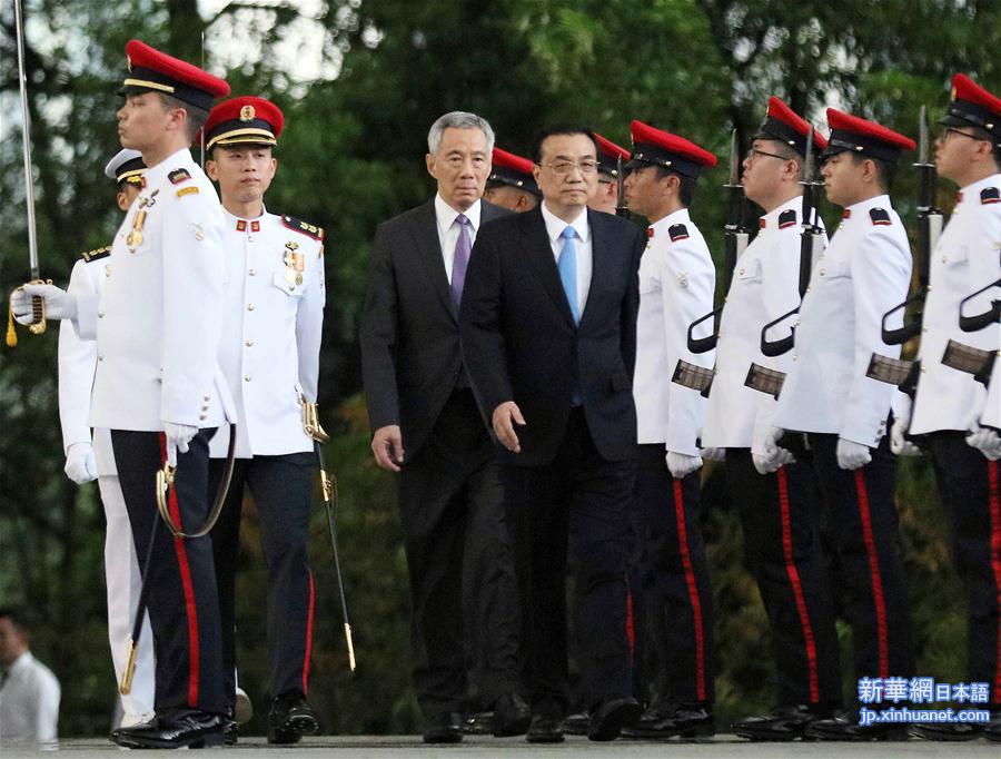 （时政）李克强同新加坡总理李显龙举行会谈