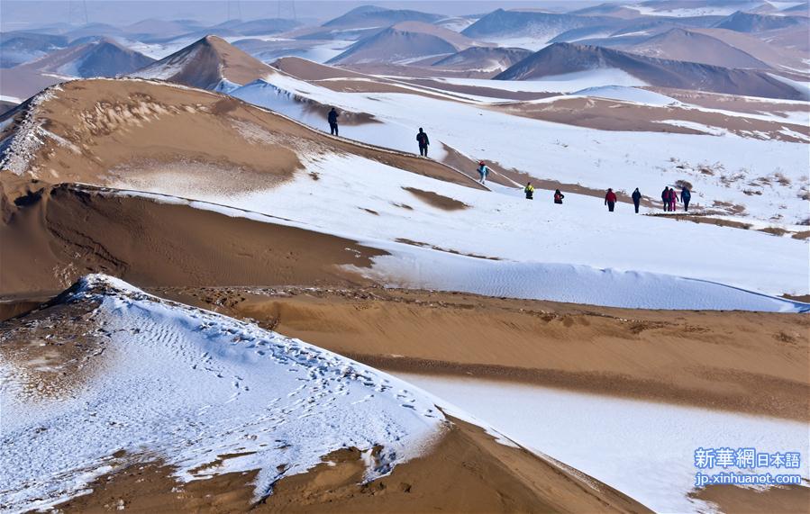 #（社会）（1）沙漠雪景引游客