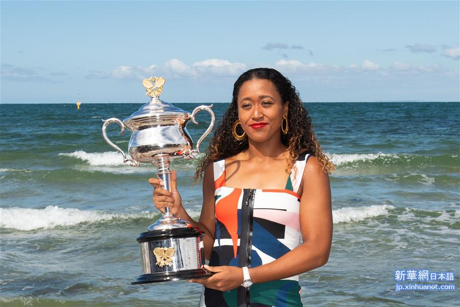 （体育）（2）网球——澳网： 大坂直美展示女单冠军奖杯