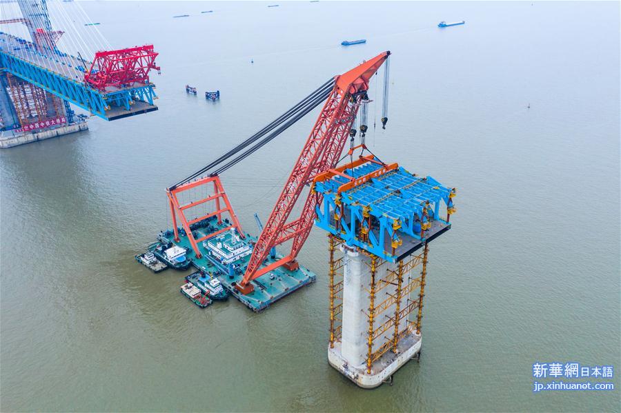 #（经济）（1）沪通长江大桥主航道桥墩顶钢梁架设施工全部完成
