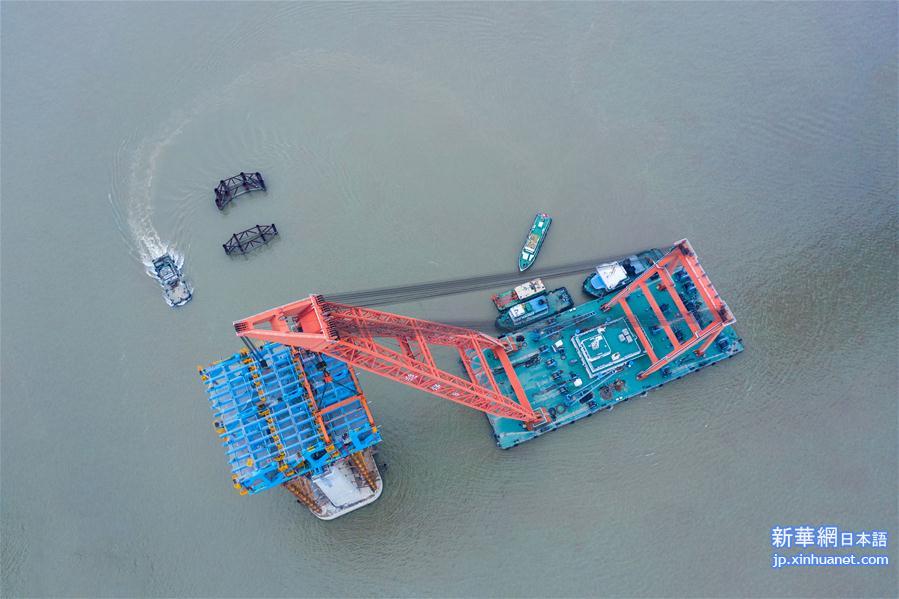 #（经济）（5）沪通长江大桥主航道桥墩顶钢梁架设施工全部完成