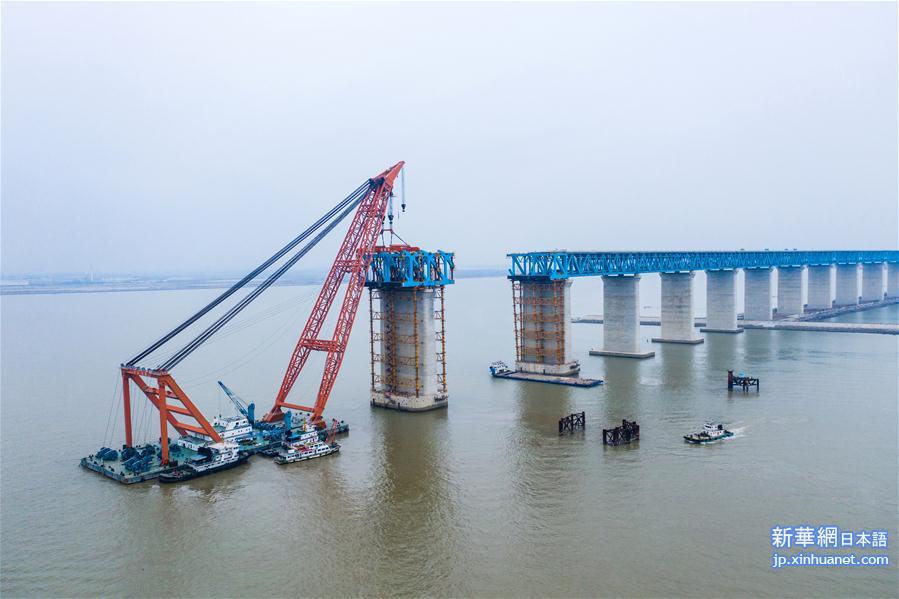 #（经济）（6）沪通长江大桥主航道桥墩顶钢梁架设施工全部完成