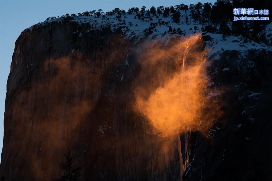 （国际）（1）美国约塞米蒂国家公园现“火瀑布”奇景
