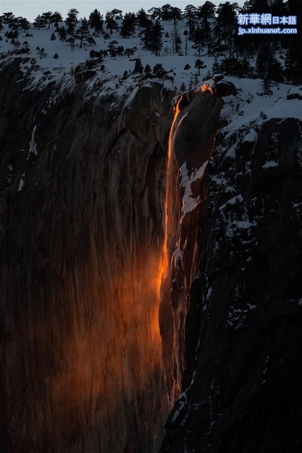 （新华视界）（2）美国约塞米蒂国家公园现“火瀑布”奇景
