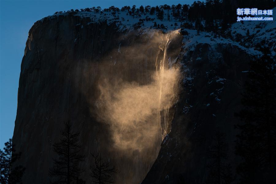 （新华视界）（1）美国约塞米蒂国家公园现“火瀑布”奇景