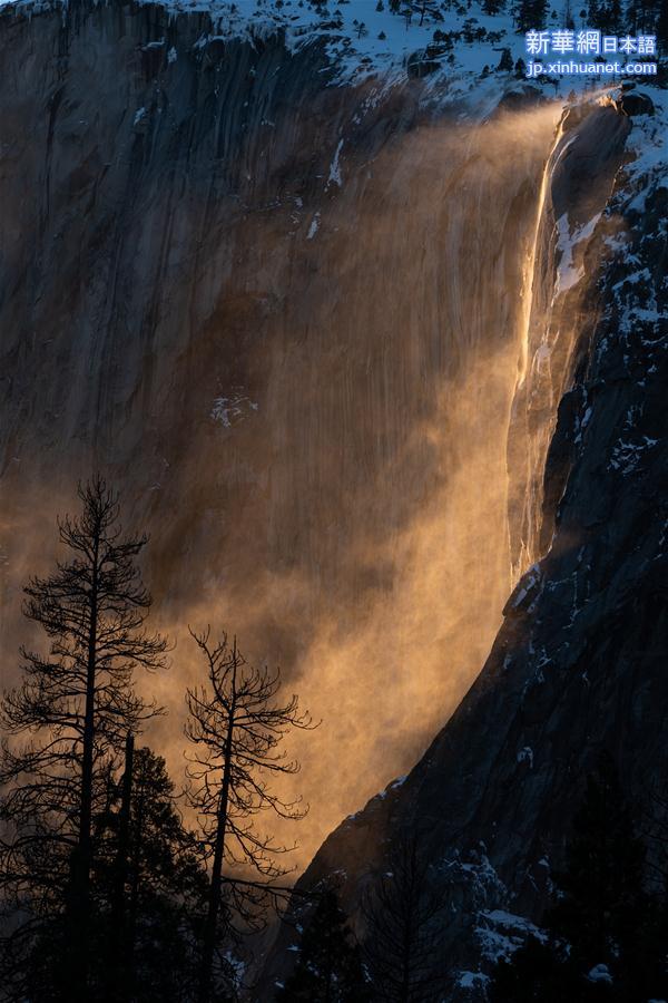（国际）（2）美国约塞米蒂国家公园现“火瀑布”奇景