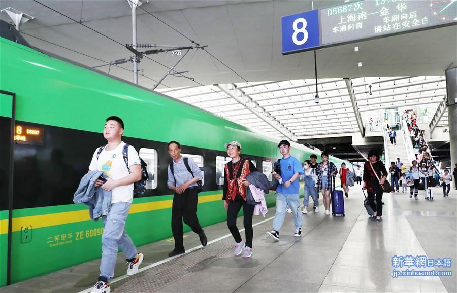 （社会）（2）上海：复兴号“绿巨人”助力假期客运服务