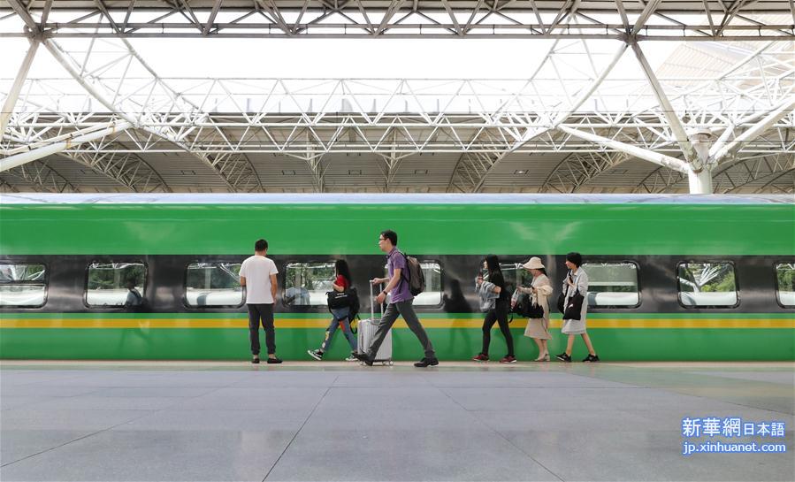 （社会）（3）上海：复兴号“绿巨人”助力假期客运服务