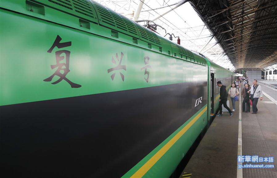 （社会）（4）上海：复兴号“绿巨人”助力假期客运服务