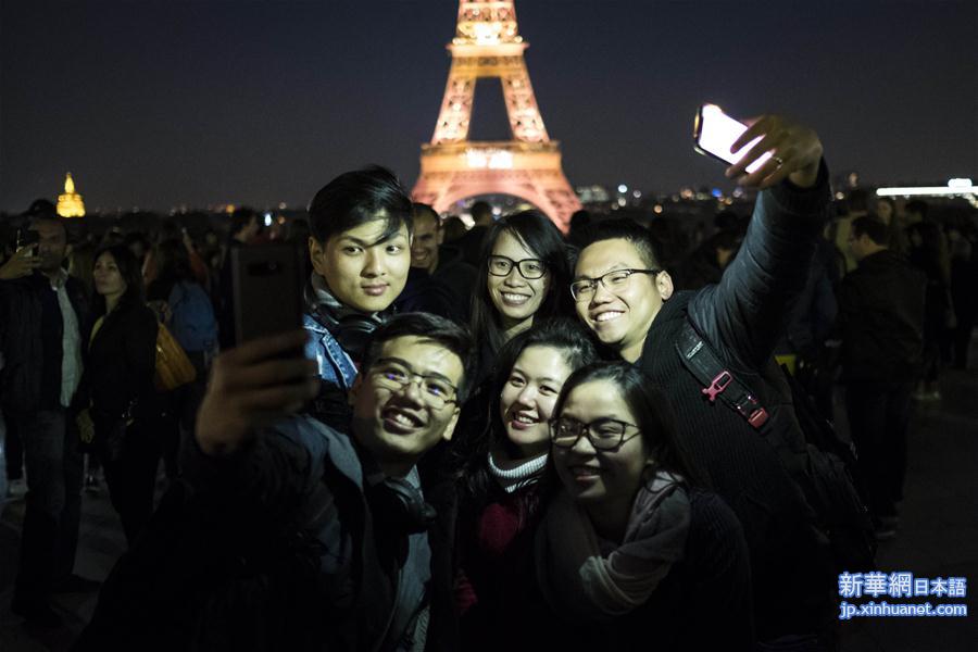 （国际）（2）巴黎埃菲尔铁塔举行声光秀 庆祝130岁生日