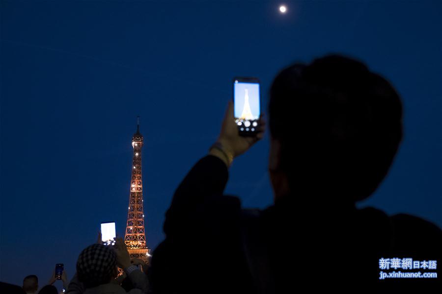 （国际）（4）巴黎埃菲尔铁塔举行声光秀 庆祝130岁生日