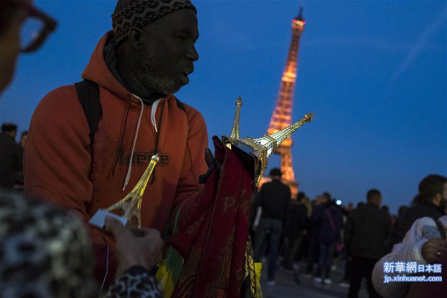 （国际）（6）巴黎埃菲尔铁塔举行声光秀 庆祝130岁生日