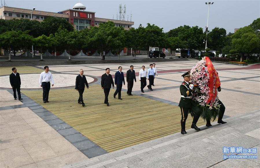 （XHDW）（2）习近平向中央红军长征出发纪念碑敬献花篮
