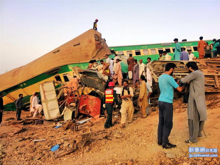 （国际）（1）巴基斯坦火车相撞造成至少13人死亡