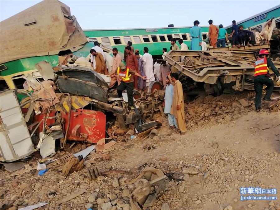 （国际）（2）巴基斯坦火车相撞造成至少13人死亡