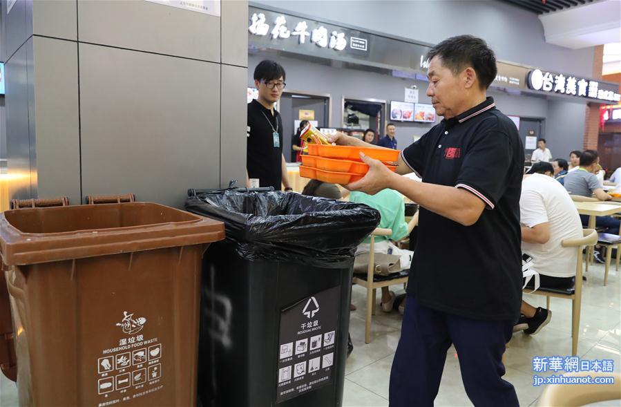 （社会）（1）上海：国展中心保清洁 垃圾分类有章法