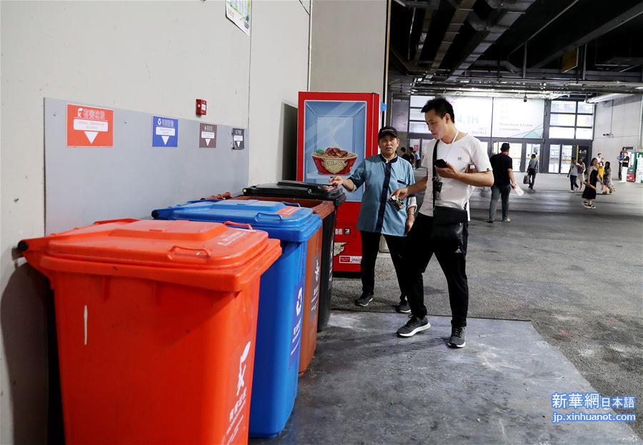 （社会）（3）上海：国展中心保清洁 垃圾分类有章法