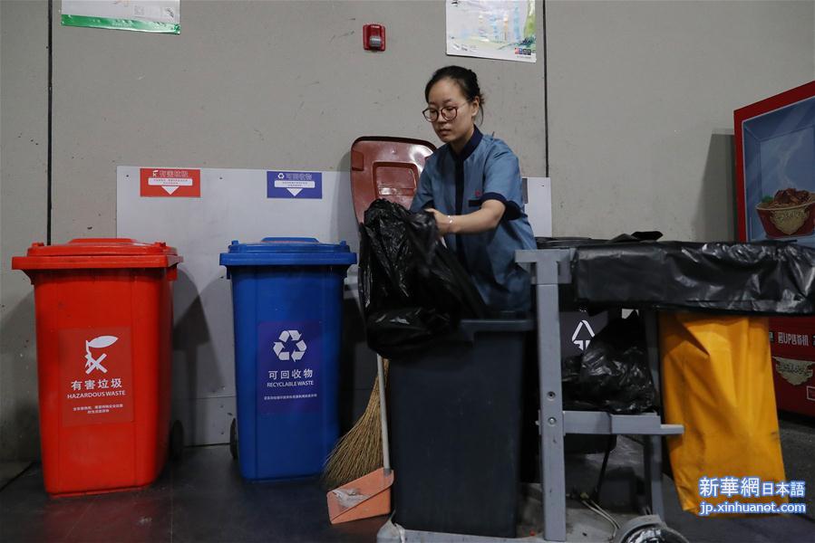 （社会）（6）上海：国展中心保清洁 垃圾分类有章法