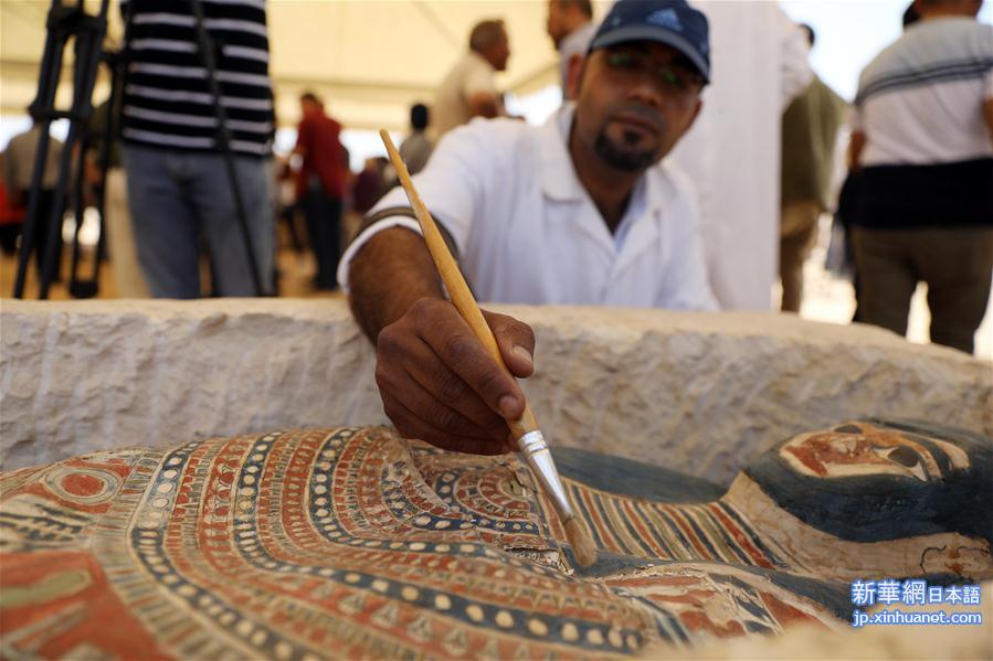 （国际）（7）埃及4500年历史的弯曲金字塔内部墓室向游客开放