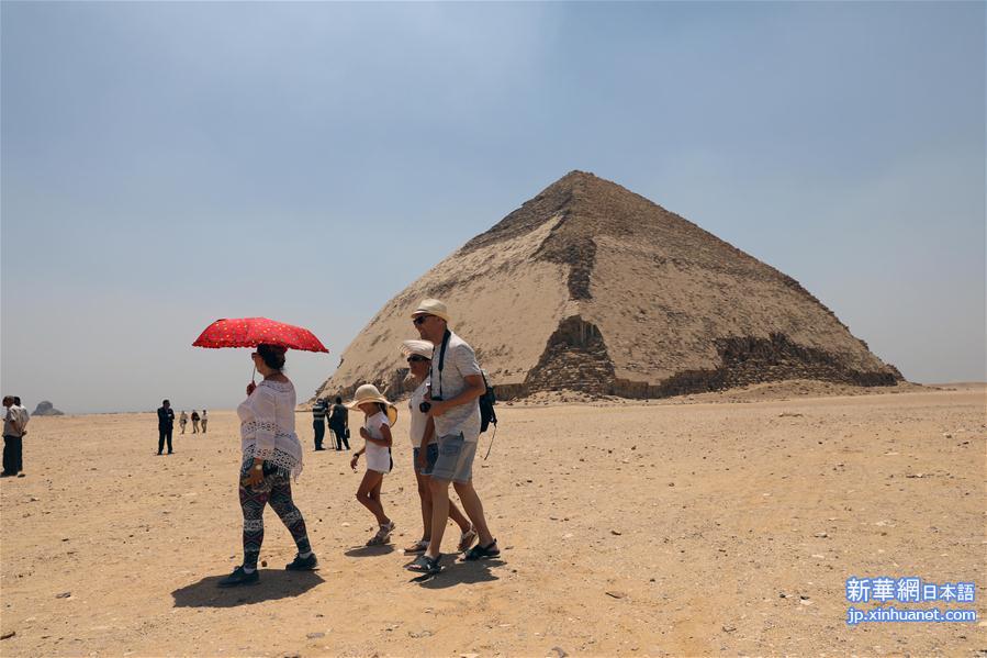 （国际）（17）埃及4500年历史的弯曲金字塔内部墓室向游客开放