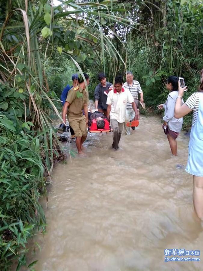 （国际）（1）中国旅游团在老挝遭遇车祸多人伤亡