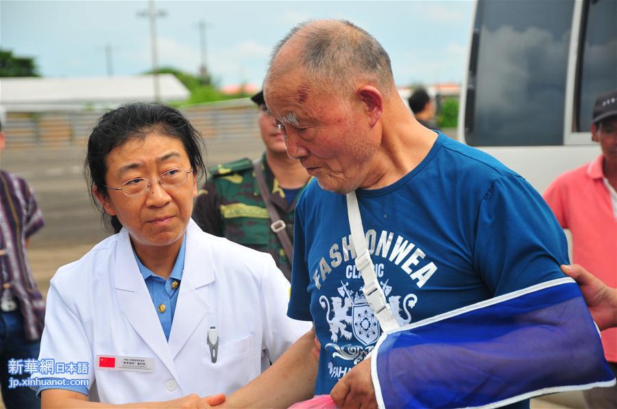 （国际）（1）首批老挝车祸受伤中国游客回国