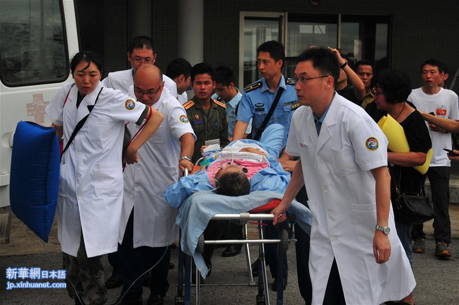 （国际）（2）首批老挝车祸受伤中国游客回国
