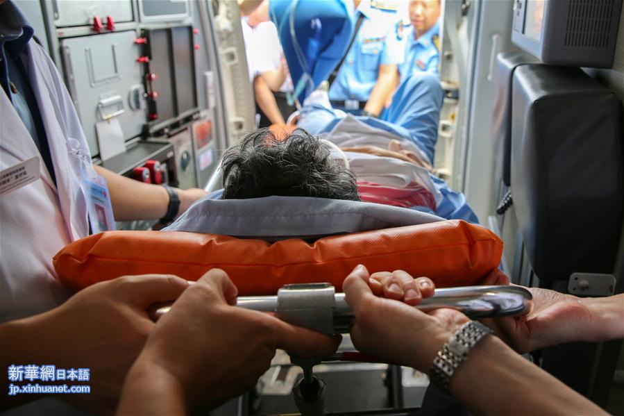 （国际）（4）首批老挝车祸受伤中国游客回国