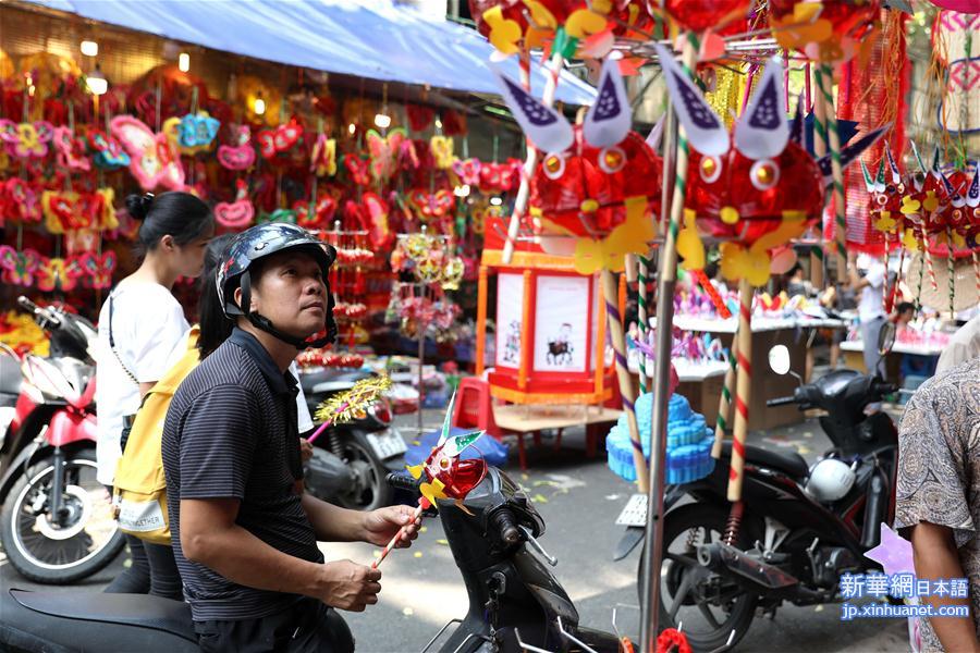 （国际）（2）越南首都街头中秋氛围浓 