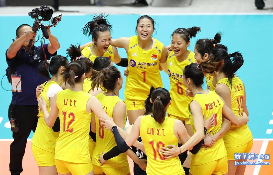 （体育）（6）排球——女排世界杯：中国队战胜美国队 