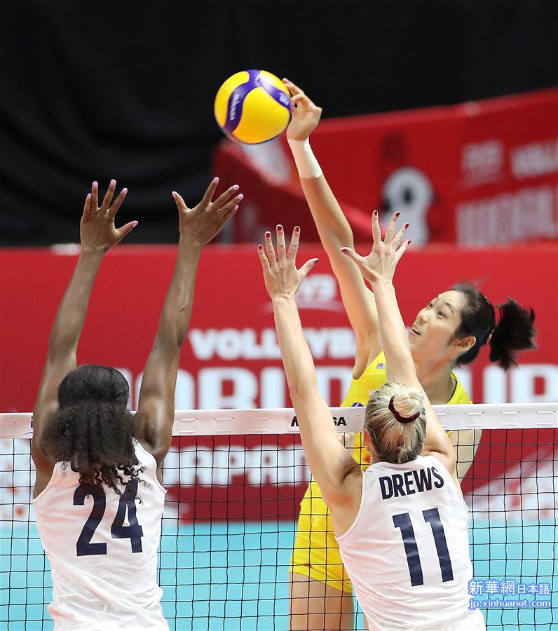 （体育）（9）排球——女排世界杯：中国队战胜美国队 