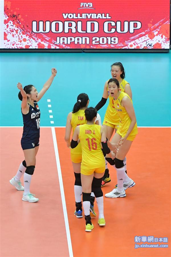 （体育）（9）排球——女排世界杯：中国队战胜塞尔维亚队