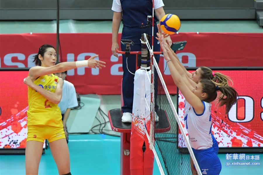 （体育）（11）排球——女排世界杯：中国队战胜塞尔维亚队