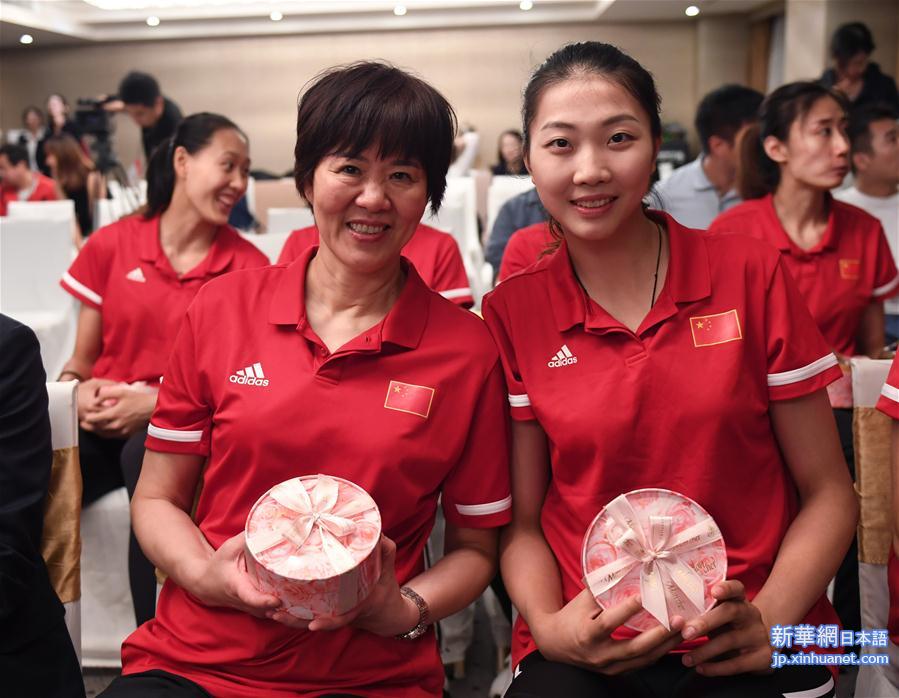 （体育）（1）排球——女排世界杯：中国女排举行庆功会