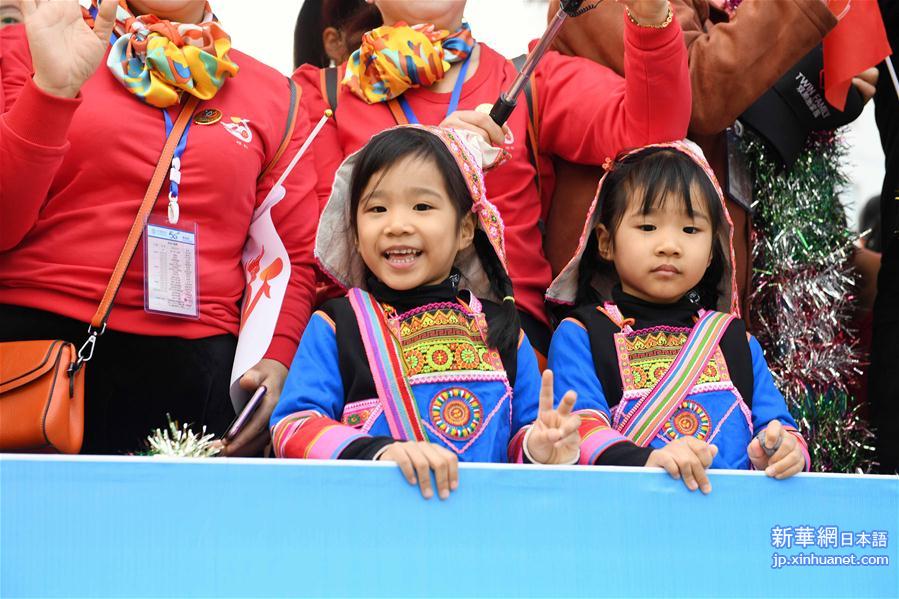 （文化）（1）云南墨江国际双胞胎文化节举行花车巡游