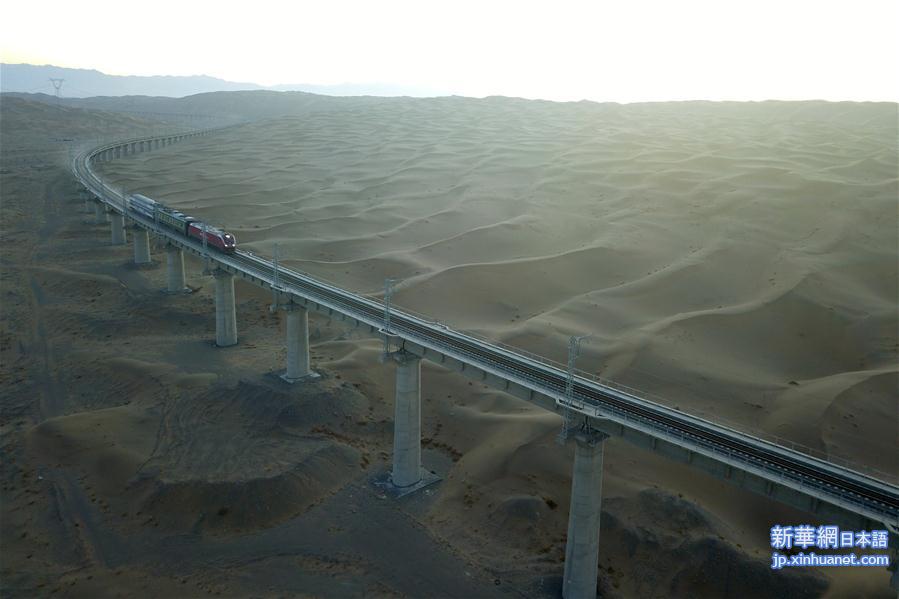 （美丽中国）（1）沙漠中筑大桥——俯瞰敦格铁路沙山沟特大桥