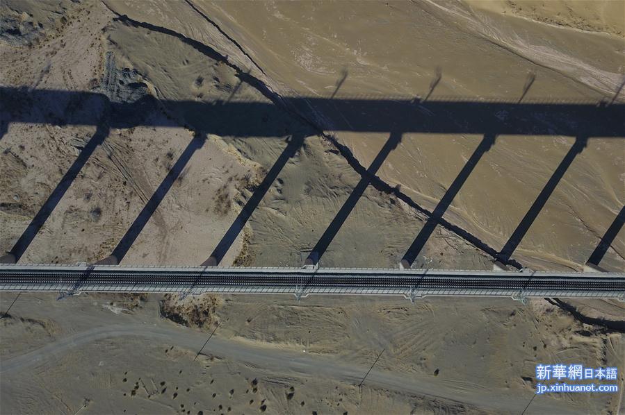 （美丽中国）（3）沙漠中筑大桥——俯瞰敦格铁路沙山沟特大桥