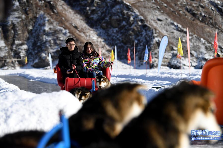 （社会）（8）新疆天池景区推出“冰封雪湖”冰上项目