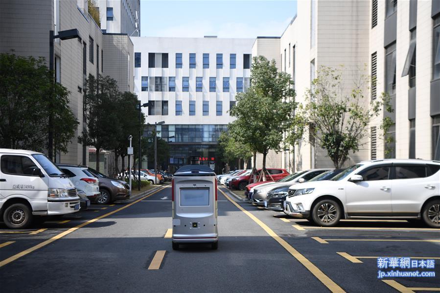（聚焦疫情防控）（8）湖南长沙：企业复工 配送机器人免费送餐上门