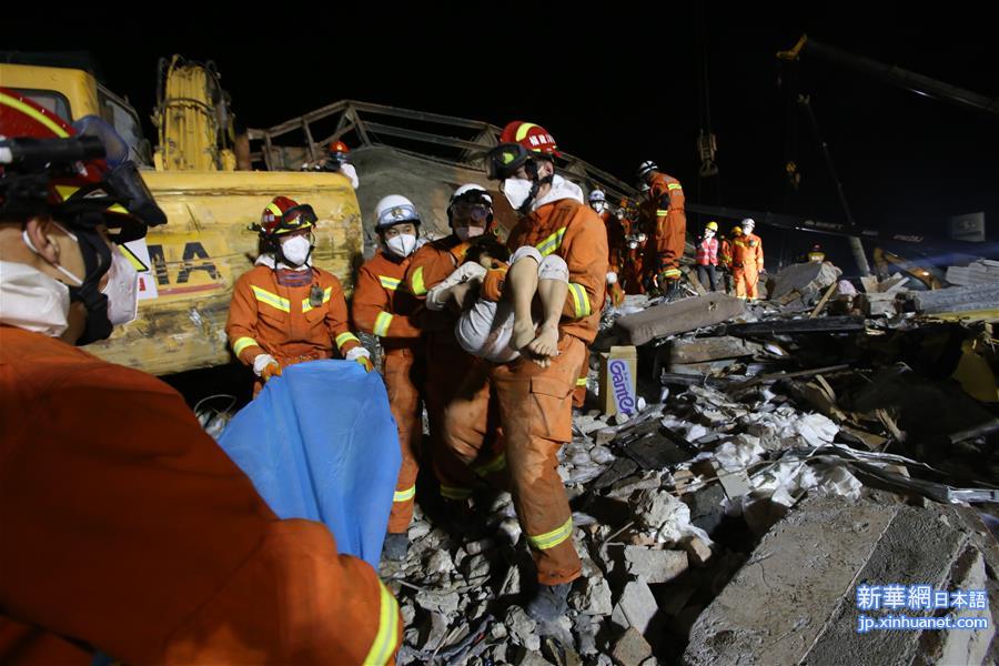  #（社会）（4）福建泉州酒店坍塌事故现场救出母子幸存者