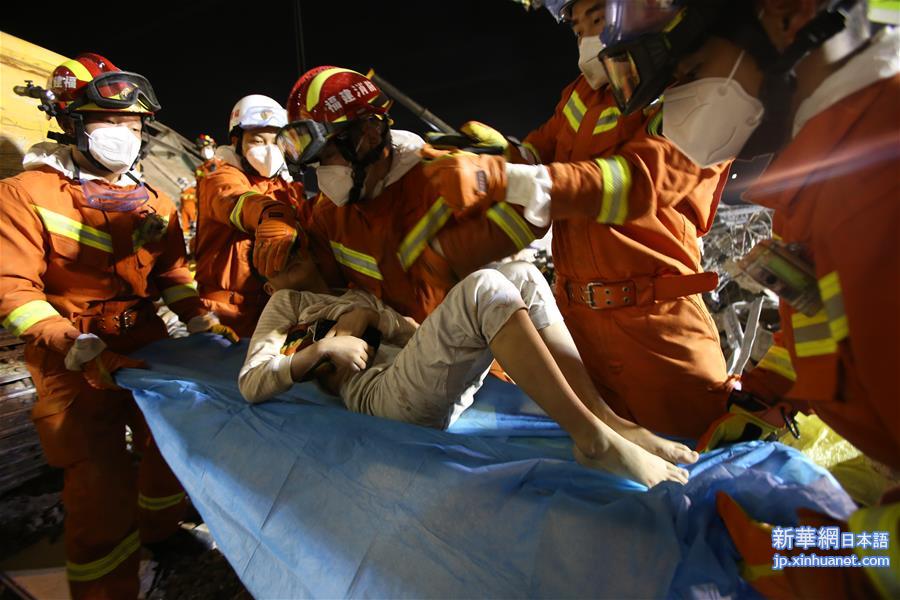  #（社会）（5）福建泉州酒店坍塌事故现场救出母子幸存者