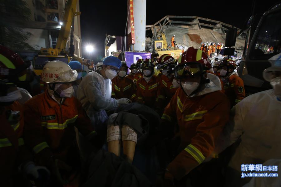 #（社会）（7）福建泉州酒店坍塌事故现场救出母子幸存者