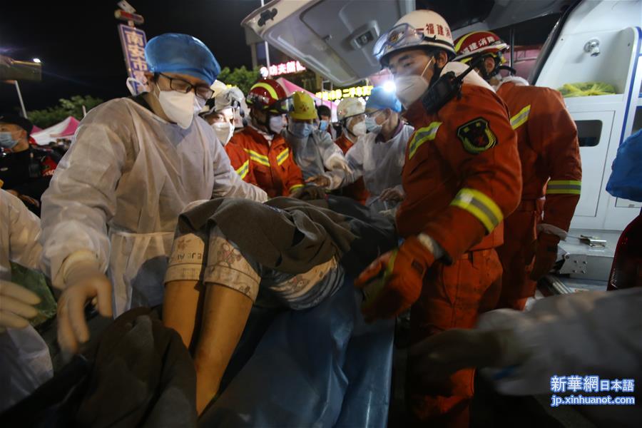 #（社会）（8）福建泉州酒店坍塌事故现场救出母子幸存者