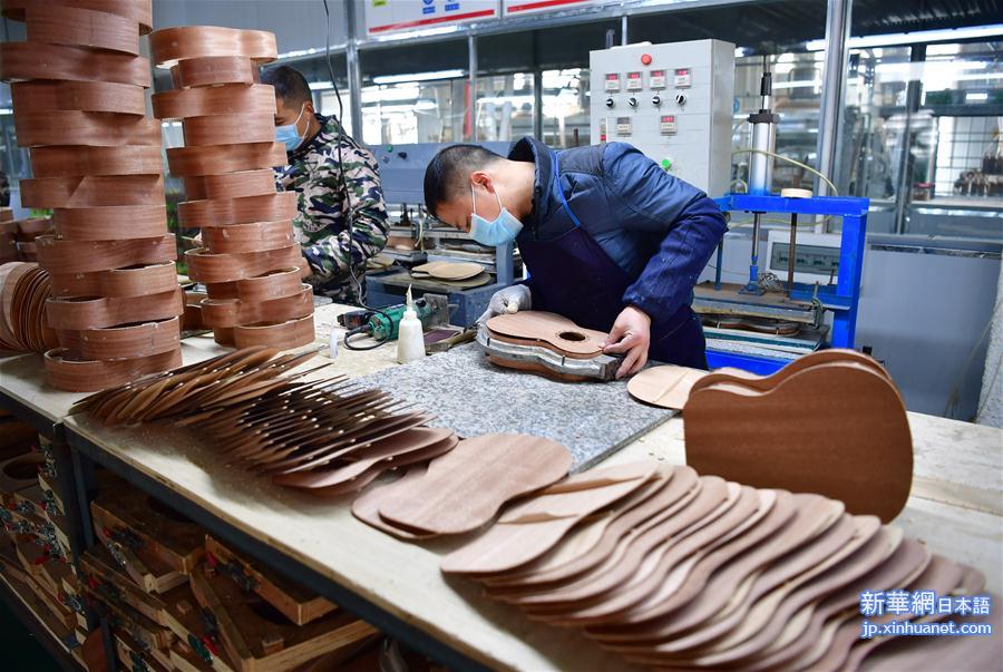 （经济）（1）陕西城固：乐器厂复工忙