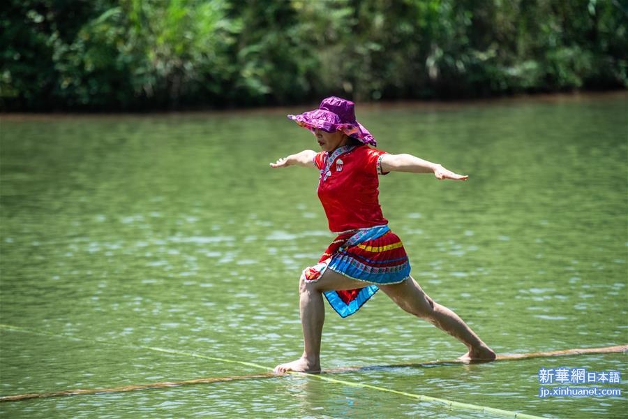（体育）（3）全民健身——竹海湖上独竹漂