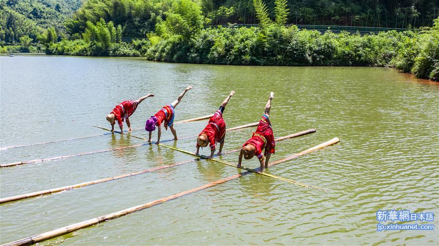 （体育）（6）全民健身——竹海湖上独竹漂
