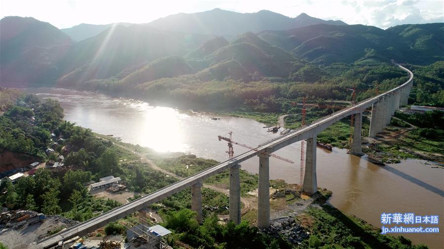 （国际）（1）中老铁路两座跨湄公河特大桥架梁全部完成